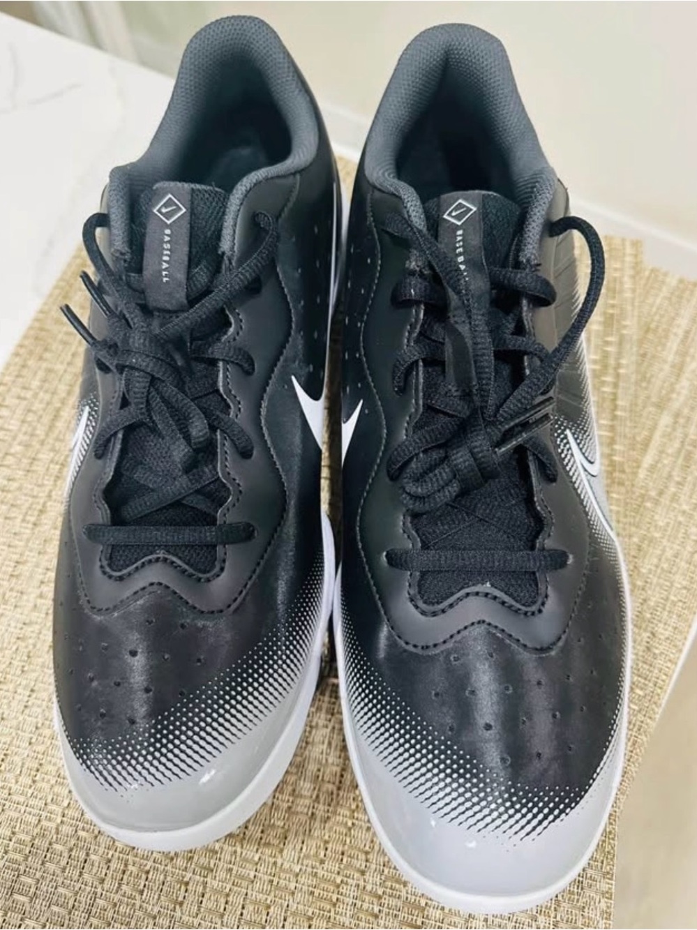 Nike Men's Black & White Gradient Athletic Trainers
